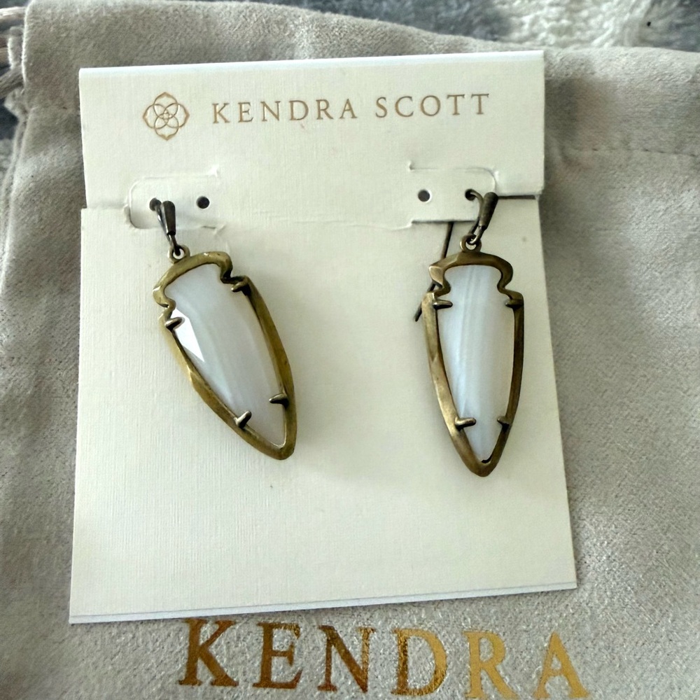 BNWT Kendra Scott Skylar arrowhead earrings